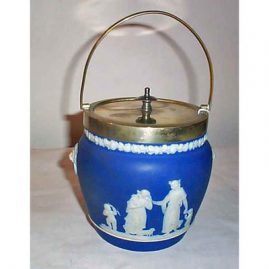 Wedgwood dark blue biscuit jar with lions on the sides, before 1890