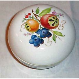 Meissen box with fruit