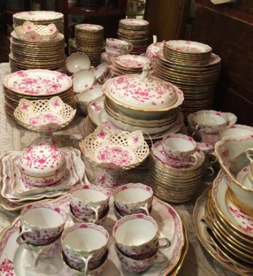 Extensive Meissen purple Indian dinner service