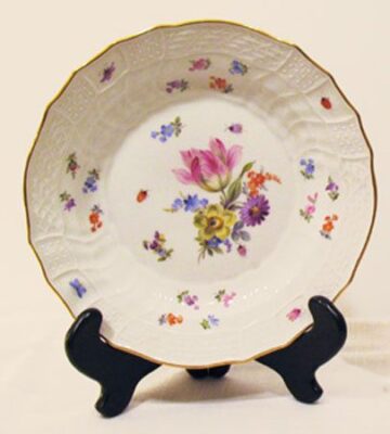 Set of 12 Meissen luncheons with flowers and bugs