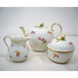 Meissen Streublumen tea set, with teapot and sugar with a flower on top,