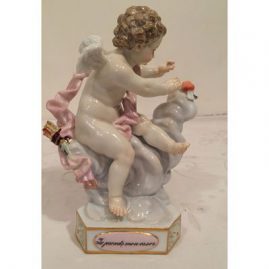 Meissen angel putting a heart with wings in a cloud