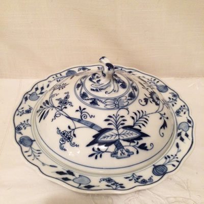 Meissen blue onion covered pancake or butter dish