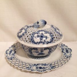 Meissen reticulated gravy with fruit on top