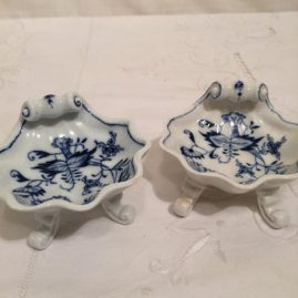 Four Meissen blue onion shell shape salts on four raised feet