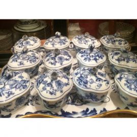 Meissen covered bowls with a flower on top