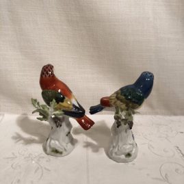 Back view of the pair of Meissen parrots