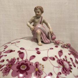 Top of the Meissen purple Indian tureen with putti and cornocopia on top