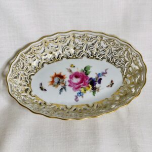 Oval Meissen reticulated bowl hand painted with a central painting of a flower bouquet