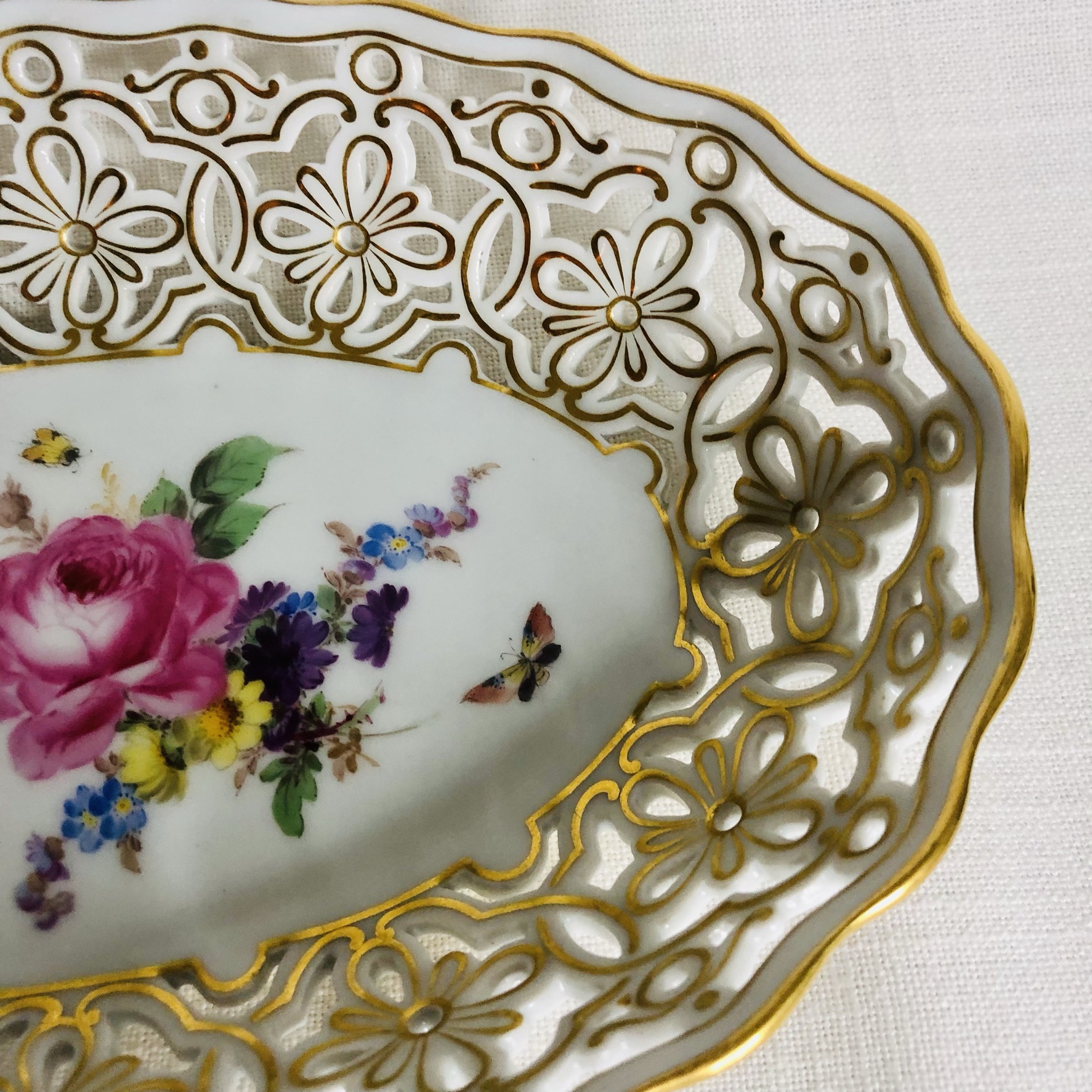 Oval Meissen reticulated bowl hand painted with a central painting of a flower bouquet Oval Meissen reticulated bowl hand painted with a central painting of a flower bouquet