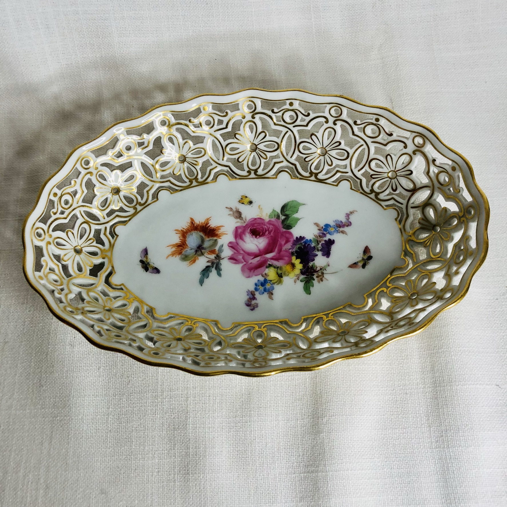 Oval Meissen reticulated bowl hand painted with a central painting of a flower bouquet Oval Meissen reticulated bowl hand painted with a central painting of a flower bouquet