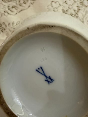 Rare Meissen Court Dragon Tea or Coffee Pot Painted in Red and Gold with a White Background Rare Meissen Court Dragon Tea or Coffee Pot Painted in Red and Gold with a White Background