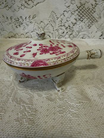 Meissen purple Indian serving piece with a cover and three fluted paw feet Meissen purple Indian serving piece with a cover and three fluted paw feet