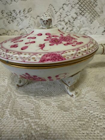 Meissen purple Indian serving piece with a cover and three fluted paw feet Meissen purple Indian serving piece with a cover and three fluted paw feet