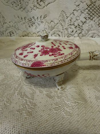 Meissen purple Indian serving piece with a cover and three fluted paw feet Meissen purple Indian serving piece with a cover and three fluted paw feet