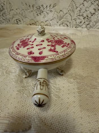 Meissen purple Indian serving piece with a cover and three fluted paw feet Meissen purple Indian serving piece with a cover and three fluted paw feet