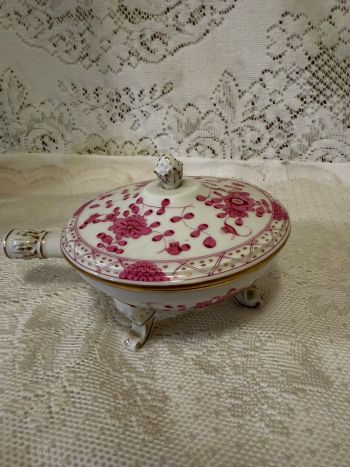 Meissen purple Indian serving piece with a cover and three fluted paw feet Meissen purple Indian serving piece with a cover and three fluted paw feet