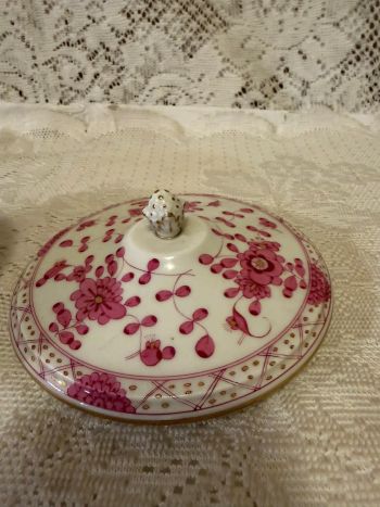 Meissen purple Indian serving piece with a cover and three fluted paw feet Meissen purple Indian serving piece with a cover and three fluted paw feet