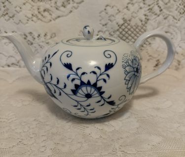 Meissen blue onion teapot with crossed sword backstamp