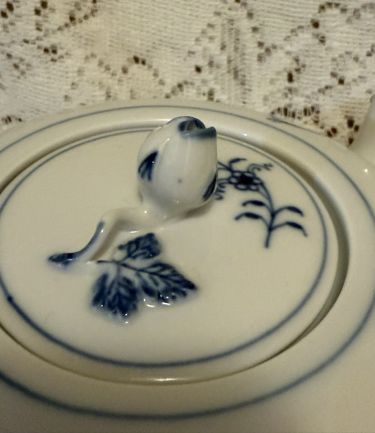 Meissen blue onion teapot with a crossed sword back stamp Meissen blue onion teapot with a crossed sword back stamp