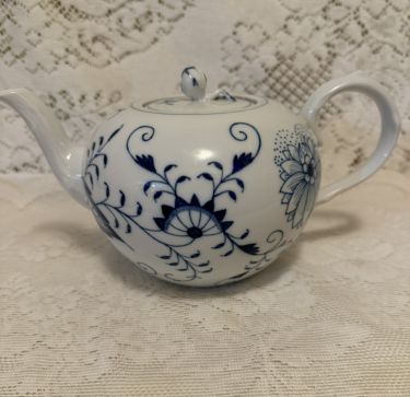 Meissen blue onion teapot with a crossed sword back stamp Meissen blue onion teapot with a crossed sword back stamp