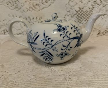 Meissen blue onion teapot with a crossed sword backstamp Meissen blue onion teapot with a crossed sword backstamp