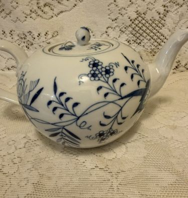Meissen blue onion teapot with a crossed sword back stamp Meissen blue onion teapot with a crossed sword back stamp