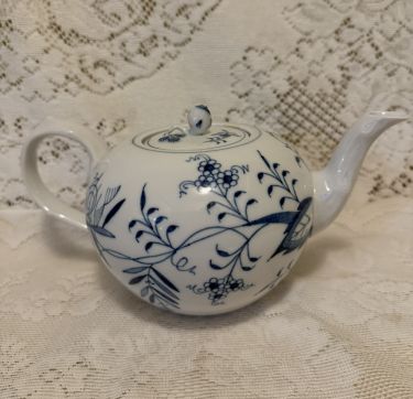 Meissen blue onion teapot with a crossed sword back stamp Meissen blue onion teapot with a crossed sword back stamp