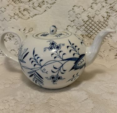 Meissen blue onion teapot with a crossed sword back stamp Meissen blue onion teapot with a crossed sword back stamp