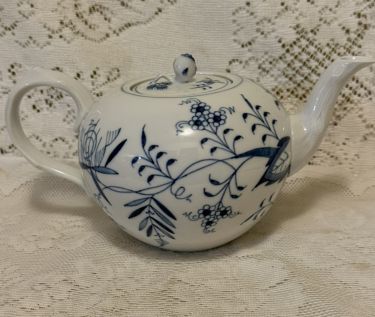 Meissen blue onion teapot with a crossed sword back stamp Meissen blue onion teapot with a crossed sword back stamp