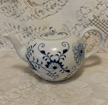 Meissen blue onion teapot with a crossed sword back stamp Meissen blue onion teapot with a crossed sword back stamp