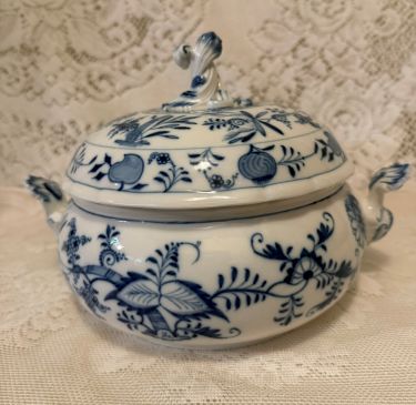 Meissen blue onion covered vegetable Meissen blue onion covered vegetable